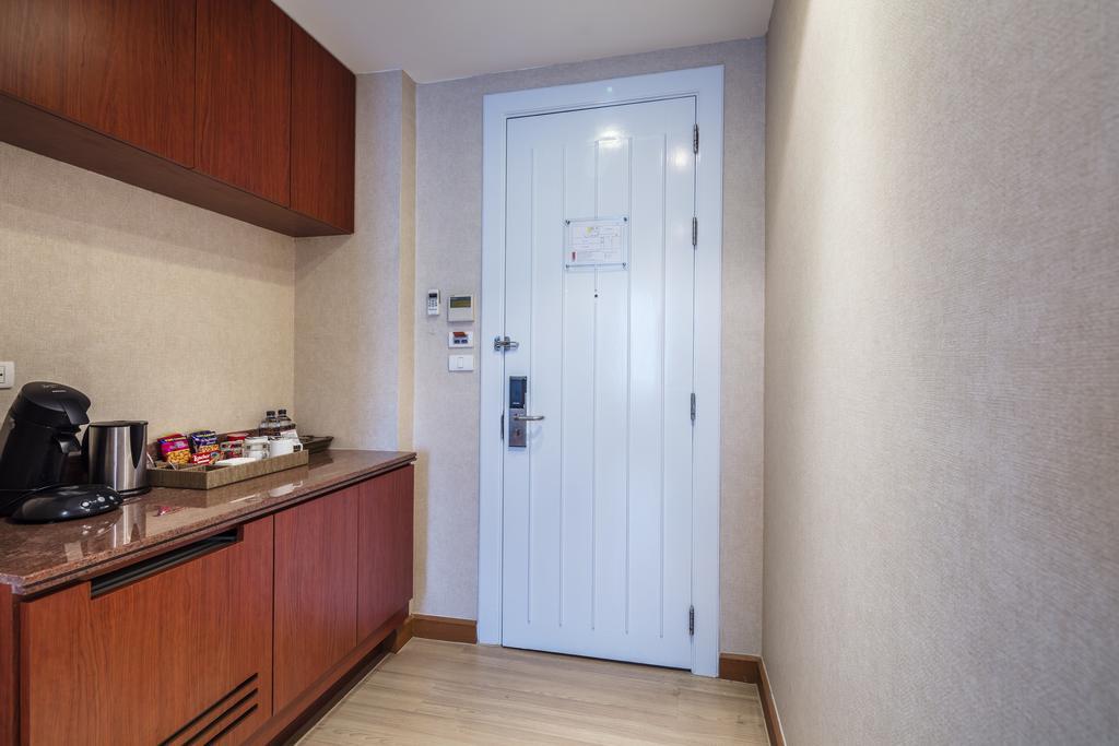 Hotel Solo, Sukhumvit 2, Bangkok - Sha Extra Plus Екстериор снимка